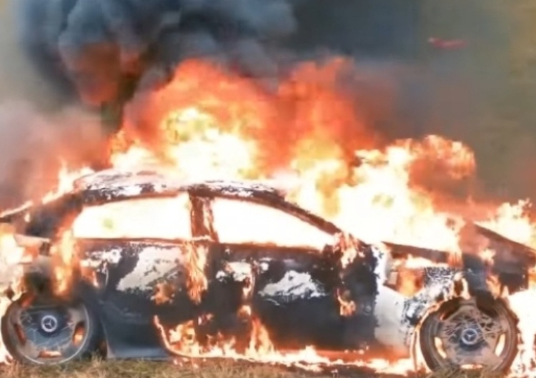 Płonące auto - zdjęcie poglądowe  Ukraina: Wysadzono samochód ważnego rosyjskiego oficera
