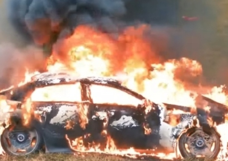 Płonące auto - zdjęcie poglądowe Ukraina: Wysadzono samochód ważnego rosyjskiego oficera