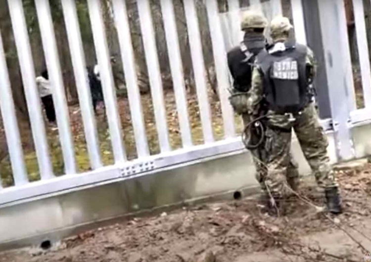 Straż Graniczna Incydent przy granicy polsko-białoruskiej. Grupa migrantów atakowała polskie służby [WIDEO]