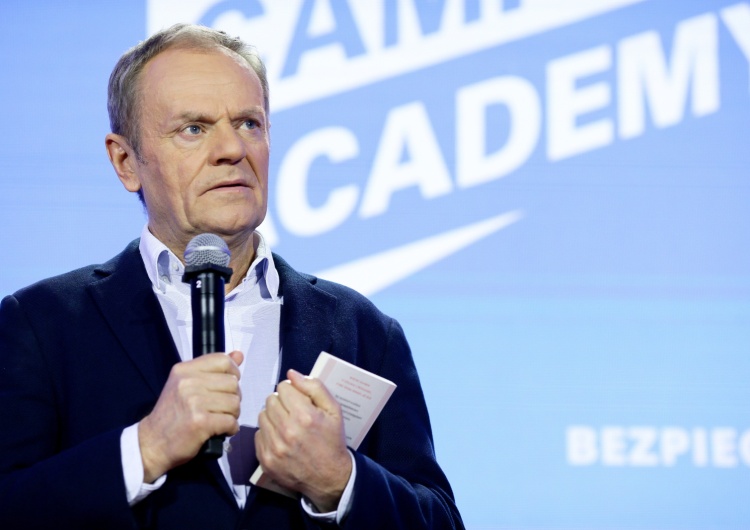 Donald Tusk Morawiecki przypomina Tuskowi słowa o murze na granicy. „Donald, nie kłam”