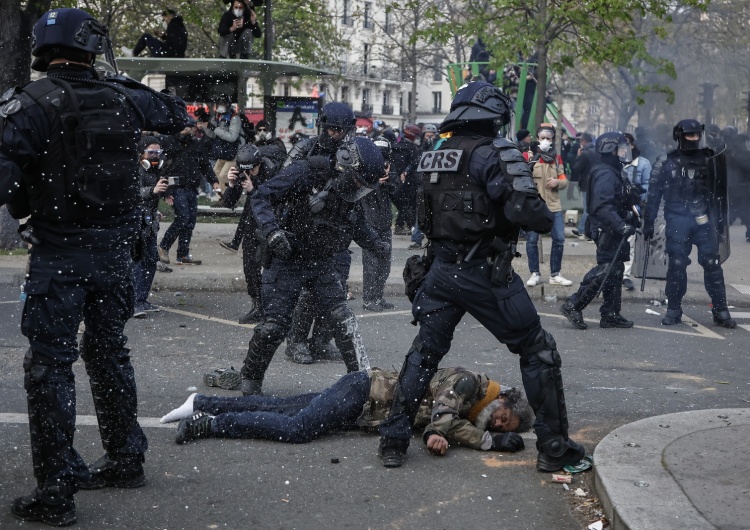 Francuska policja brutalnie tłumi demonstrację przeciw reformie emerytalnej  Przewodniczący francuskiego episkopatu: Przemoc jest alarmującym symptomem stanu tkanki społecznej