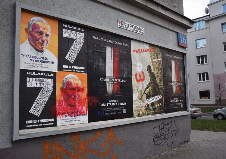 Zniszczony plakat z Janem Pawłem II Szczucie przeciwko Janowi Pawłowi II zbiera żniwo. Nasz plakat w Warszawie zniszczony [FOTO] #SolidarnizJPII