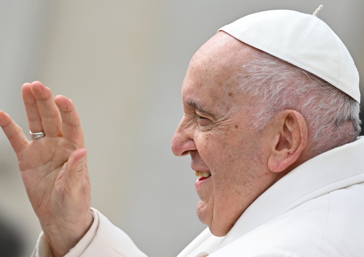 Papież Franciszek Media: Franciszek miał zawał; Watykan: Papież ma kłopoty z oddychaniem