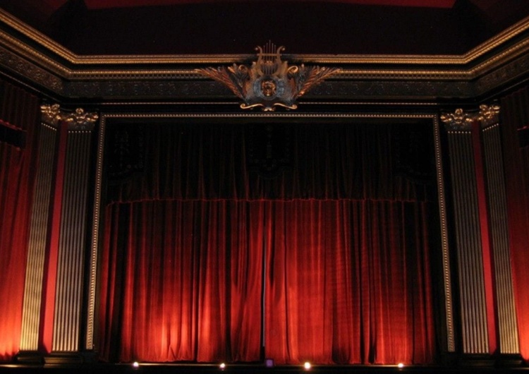 Teatr, zdjęcie poglądowe Burza po wykluczeniu znanej aktorki z występu w spektaklu. „Nie akceptuję tego”