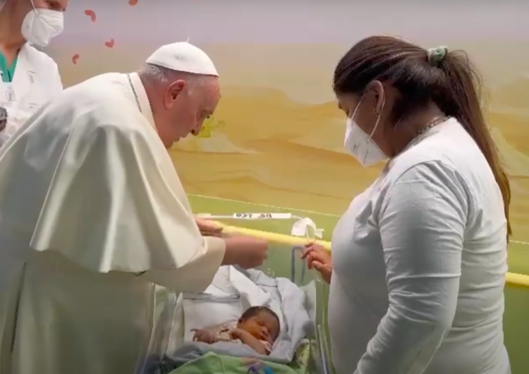 Papież Franciszek chrzci małego chłopczyka w Klinice Gemelli Papież odwiedził dzieci na oddziale onkologicznym Kliniki Gemelli i ochrzcił niemowlę [video]