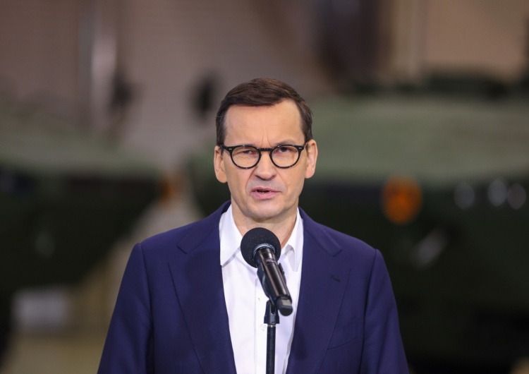 Mateusz Morawiecki Morawiecki: Przywożę zamówienie na sto rosomaków dla Ukrainy