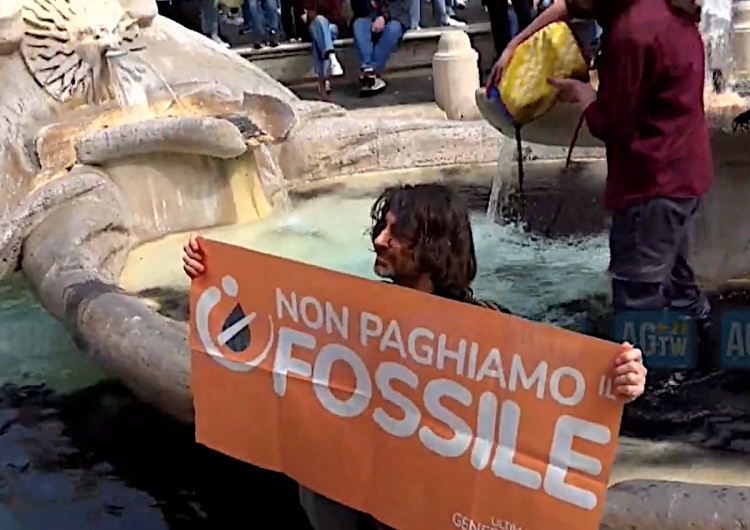 Aktywiści klimatyczni wlewają niezidentyfikowany płyn do fontanny Barcaccia w Rzymie Aktywiści klimatyczni wlali niezidentyfikowany płyn do słynnej włoskiej fontanny [VIDEO]