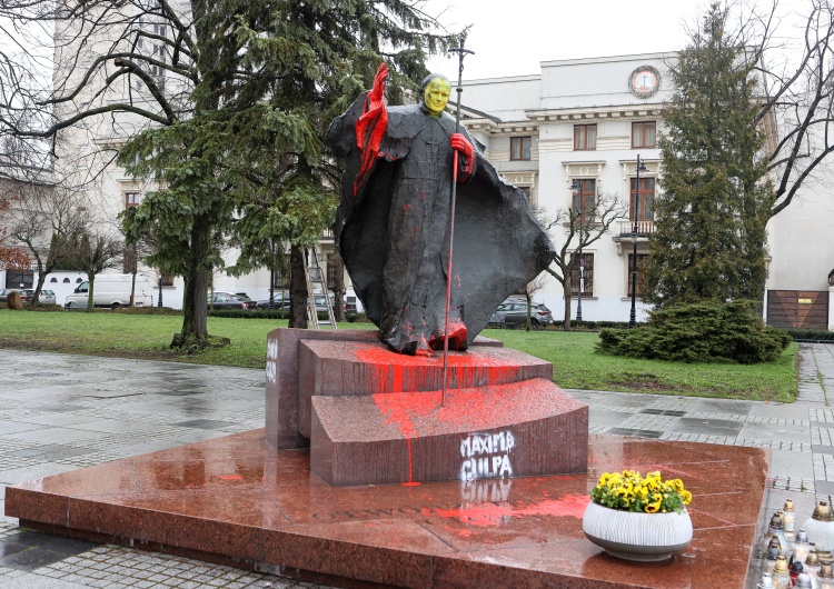 Zniszczony pomnik Jana Pawła II w Łodzi Łódź: W nocy zniszczono pomnik Jana Pawła II #SolidarnizJPII