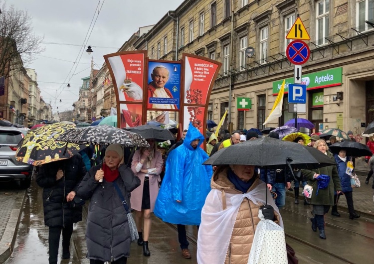 Piotr Duda Tłumy na Marszu Papieskim w Krakowie. „Kiedyś On był przy nas, a teraz my jesteśmy przy Nim” #SolidarnizJPII