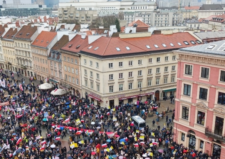 Marsz Papieski  Tłumy na Marszu Papieskim w Warszawie #SolidarnizJPII [FOTORELACJA]