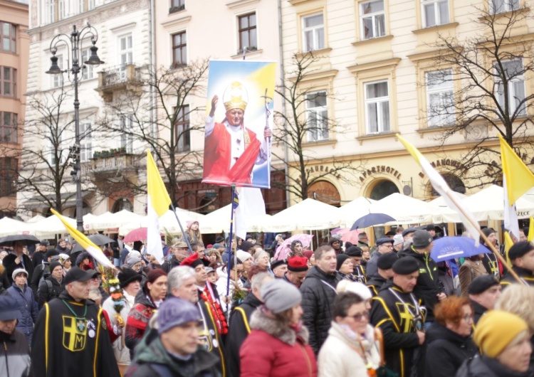 Marsz Papieski w Krakowie [NASZA FOTORELACJA] Kraków. Marsz Papieski. „Ty nas obudziłeś, my Cię obronimy” #SolidarnizJPII