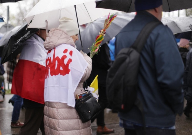 Tłumy na Marszu Papieskim w Krakowie. Policja podała liczbę uczestników #SolidarnizJPII