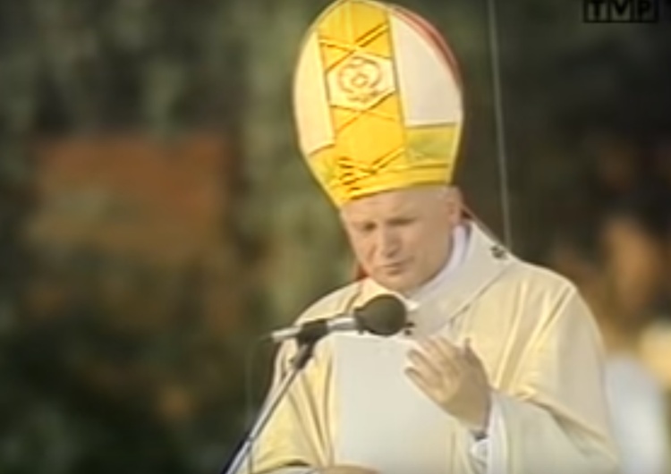 Jan Paweł II Kibice Jagiellonii Białystok z mocnym przesłaniem dla TVN na Marszu Papieskim #SolidarnizJPII [FOTO]