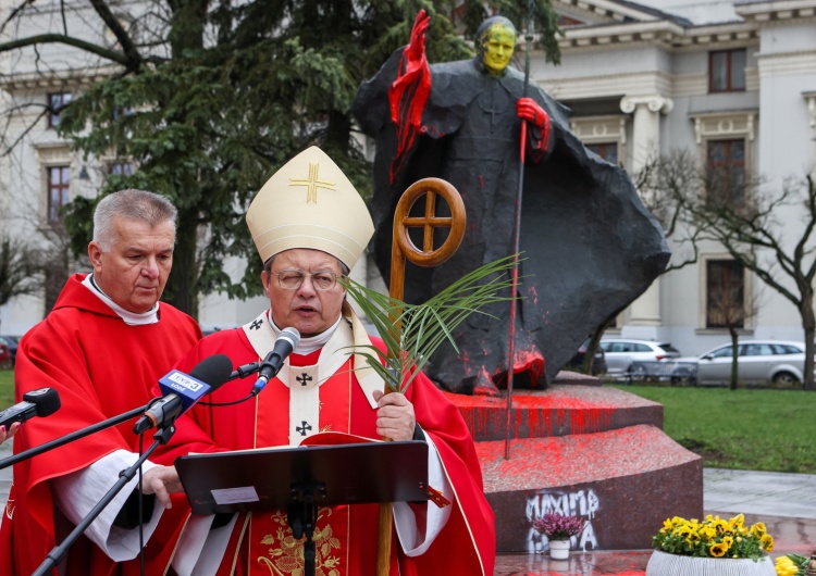 abp Grzegorz Ryś przy zdewastowanym pomniku Jana Pawła II przed łódzką katedrą Abp Ryś o dewastacji pomnika: Stałem i nie wiedziałem, co mam robić, ale usłyszałem w sobie pytanie: co by zrobił JP2? #SolidarnizJPII