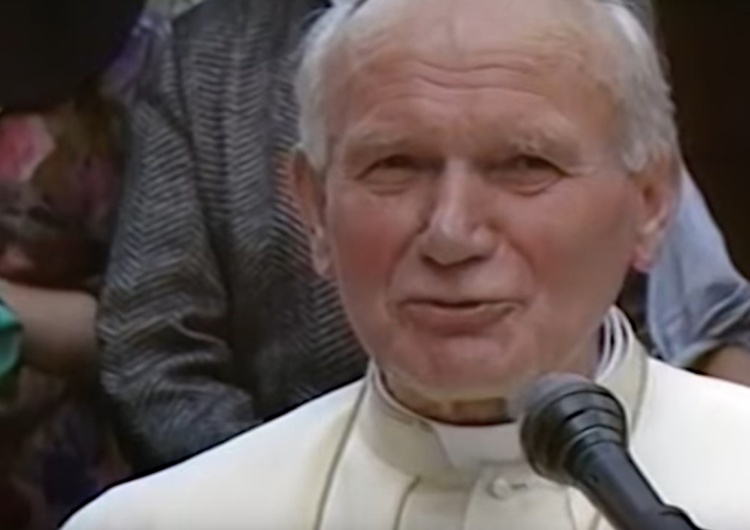 Jan Paweł II Zniszczono wizerunek Jana Pawła II. Błyskawiczna reakcja kibiców Śląska Wrocław #SolidarnizJPII [FOTO]