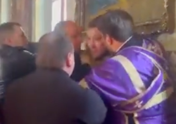  Pop pobił ukraińskiego żołnierza. Szokujące sceny w cerkwi w Chmielnickim [WIDEO]