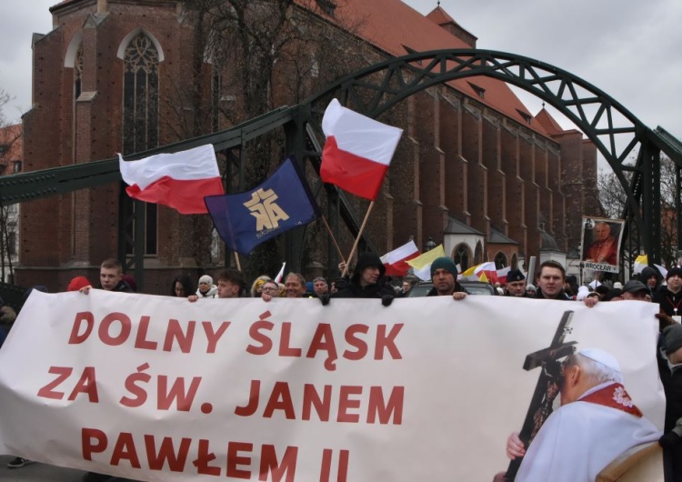  Solidarność wyszła na ulice polskich miast w obronie św. Jana Pawła II