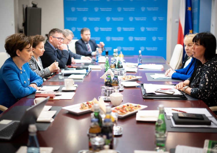 Pracownicy sądów spotkali się z minister Marleną Maląg Pracownicy sądów spotkali się z minister Marleną Maląg