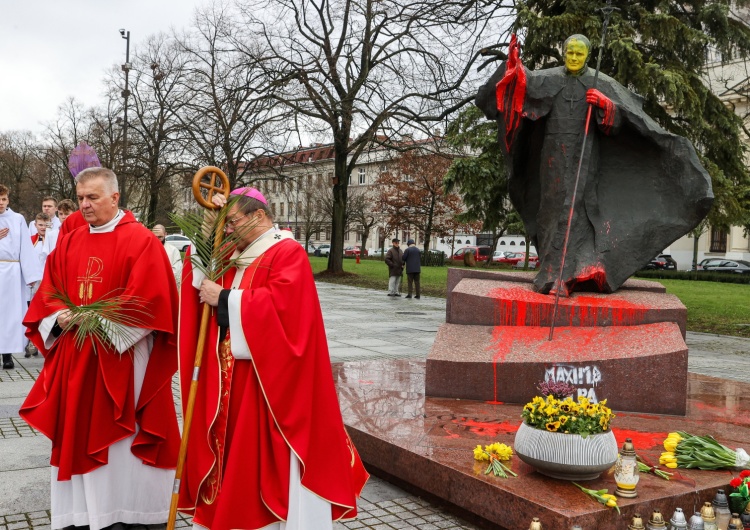 abp Grzegorz Ryś przy zdewastowanym pomniku Jana Pawła II przed łódzką katedrą Kuria Archidiecezji Łódzkiej reaguje na wypowiedź posła Lewicy: Pomnik został oczyszczony na koszt archidiecezji