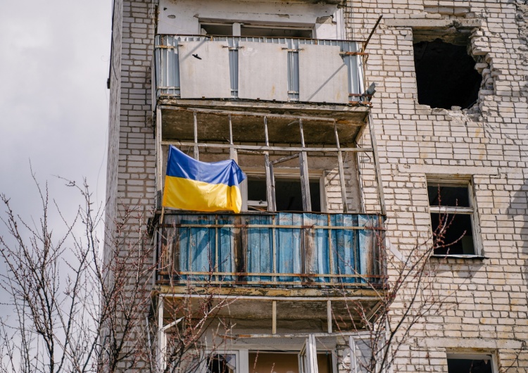Ukraińska flaga na zniszczonym budynku w Izium Bp Jan Sobiło: Zwycięstwo Ukrainy przybliża się z każdym dniem