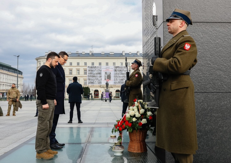Premier Morawiecki oraz prezydent Zełenski oddali hołd ofiarom katastrofy smoleńskiej