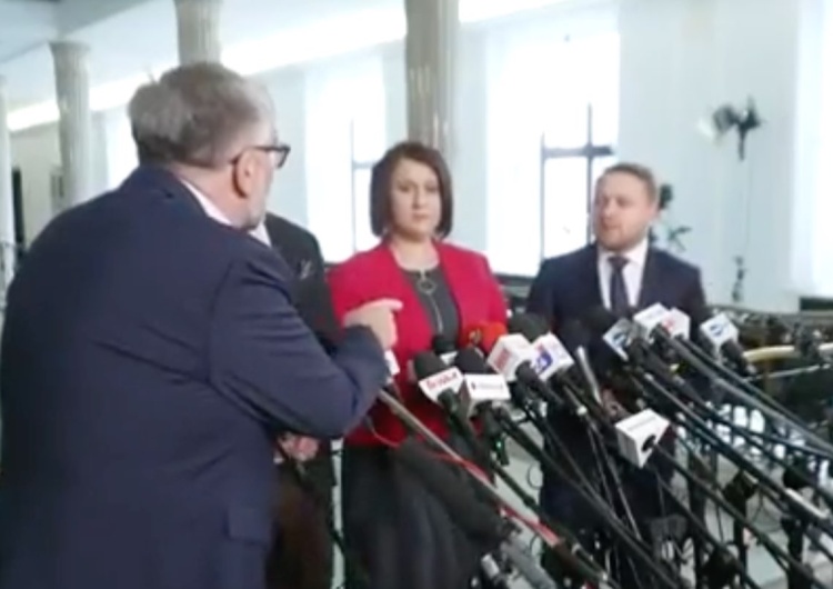  Reporter TVN się obraził? Awantura na konferencji Solidarnej Polski [WIDEO]