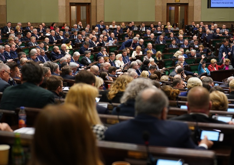 Obrady Sejmu RP [najnowszy sondaż] PiS stanowczo na czele, spadek KO. 6 partii w Sejmie