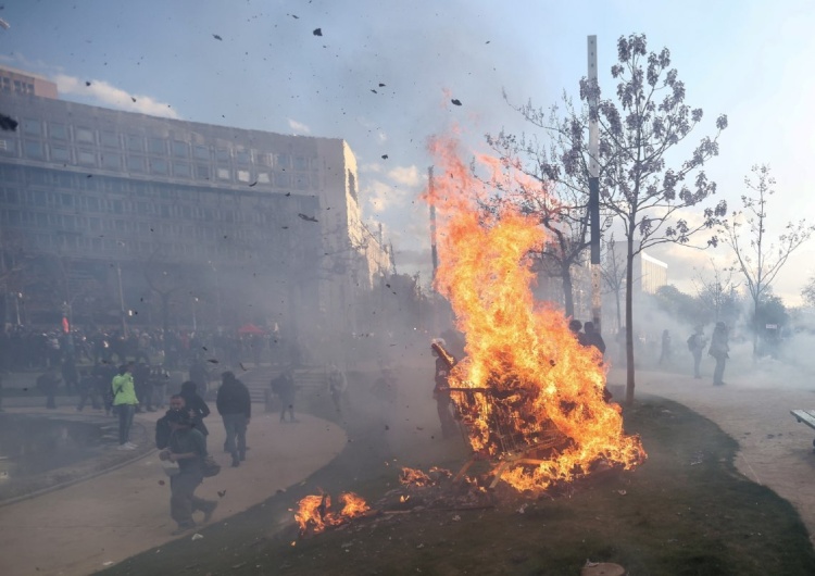  Brutalne zamieszki we Francji. Ponad 150 policjantów rannych