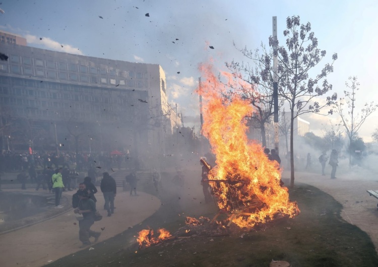 Brutalne zamieszki we Francji. Ponad 150 policjantów rannych