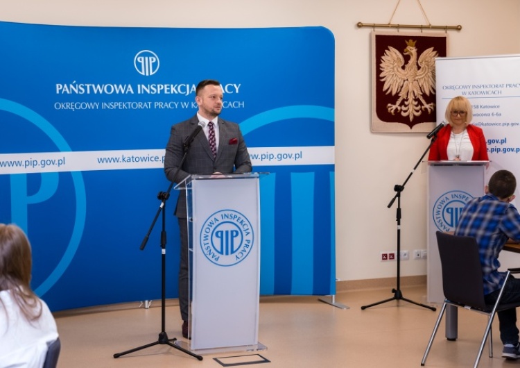 Piotr Kalbron, okręgowy inspektor pracy w Katowicach podczas ubiegłorocznego finału konkursu Zbliża się finał konkursu wiedzy o prawie pracy, bhp i działalności PIP oraz o historii pacyfikacji kopalni „Wujek”