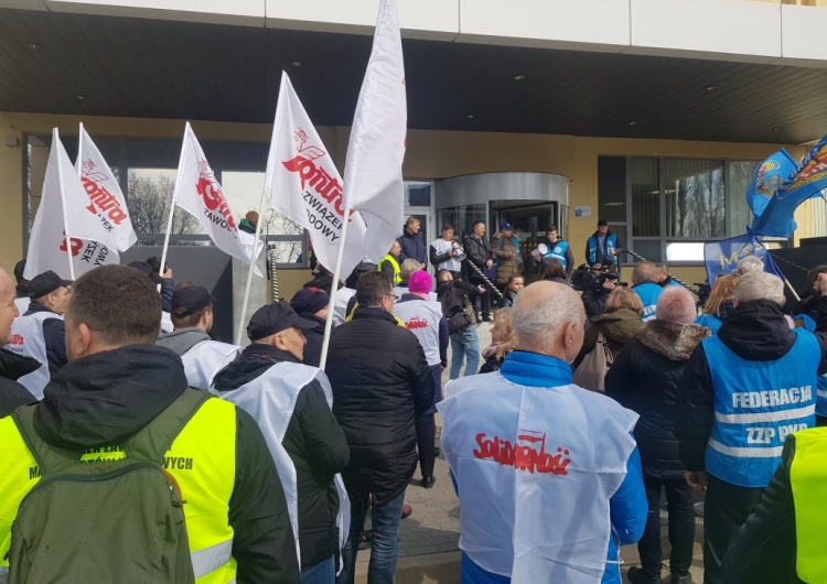 Protest pracowników ZD Polregio we Wrocławiu Protestowali związkowcy
