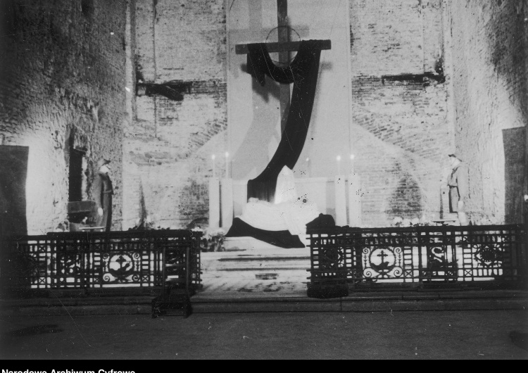 Grób Pański w kościele św. Anny, lata 40. „Niemy protest”. Patriotyczne Groby Pańskie w kościele św. Anny w Warszawie