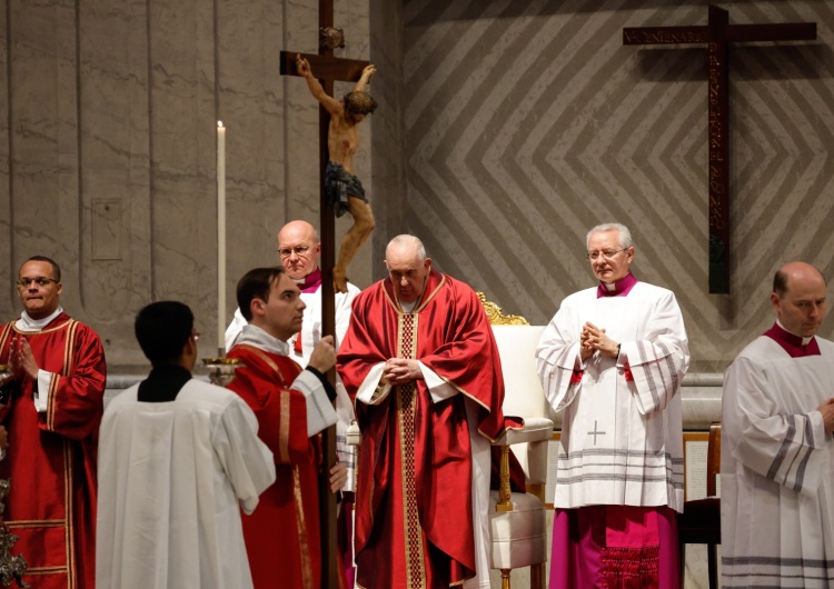 Papież Franciszek podczas Liturgii Męki Pańskiej Papież przewodniczył Liturgii Męki Pańskiej w bazylice św. Piotra
