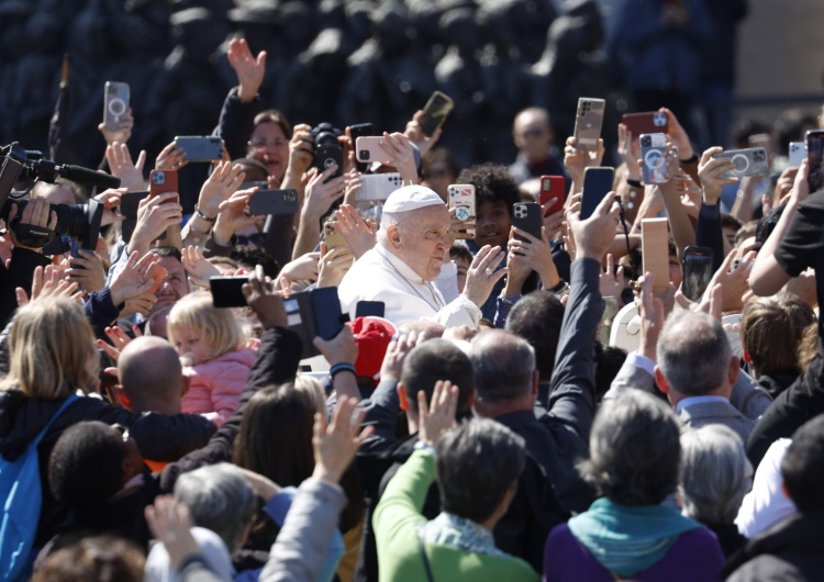 Papież Franciszek „Urbi et Orbi”: By Zmartwychwstały pomógł umiłowanej Ukrainie,