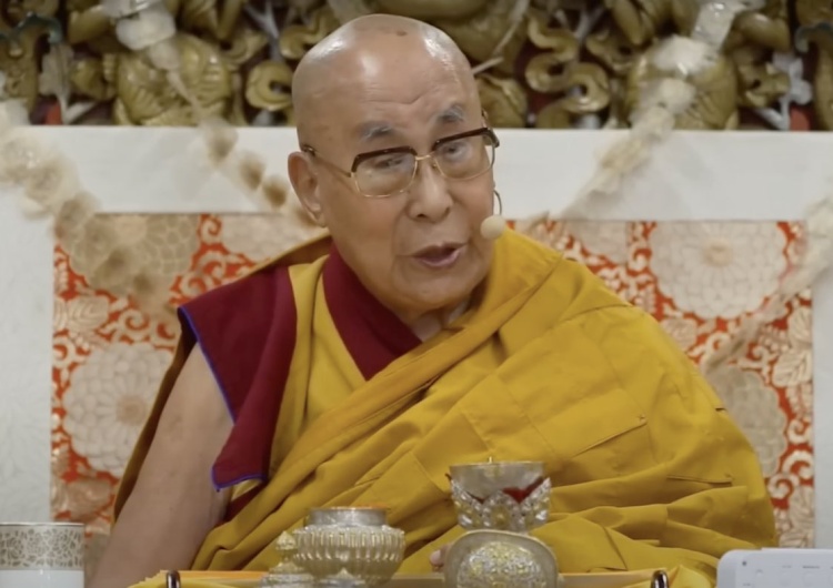 Skandal z udziałem Dalajlamy XVI Skandal z udziałem Dalajlamy. Duchowy przywódca Tybetu przeprasza [WIDEO]