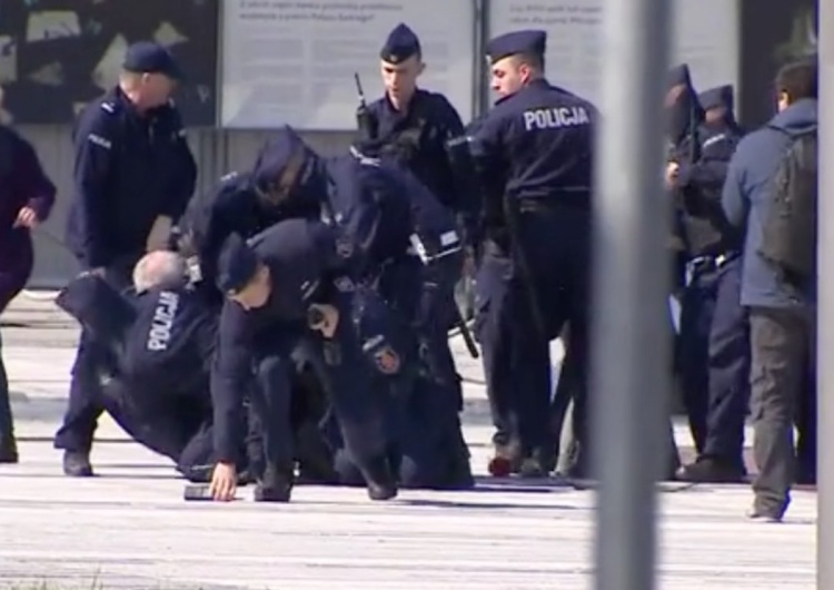 Awantura pod Pomnikiem Smoleńskim. Próbowali zakłócić obchody rocznicy Katastrofy