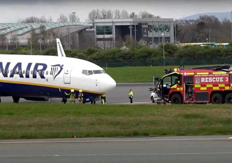Samolot Ryanair  Awaria w samolocie linii Ryanair. Na nagraniu widać iskry 