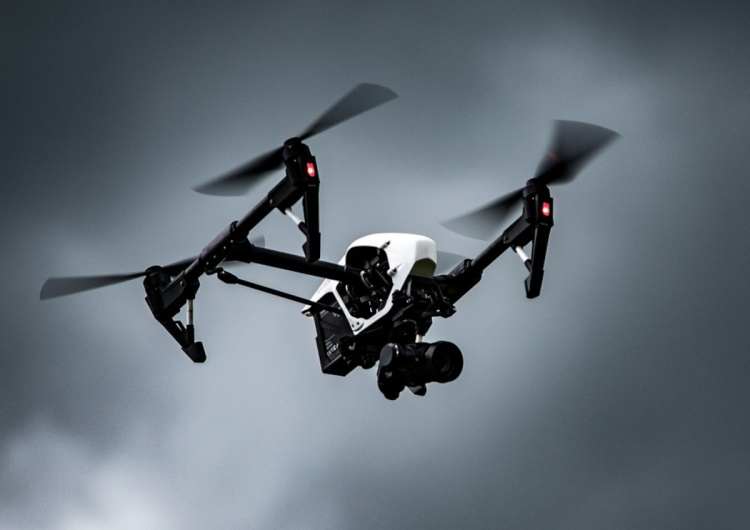 Dron. Zdjęcie poglądowe Chersoń. Rosyjski dron miał zrzucić granat na młodą parę płynącą łódką