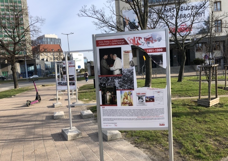 Zniszczona wystawa pod gdańską siedzibą