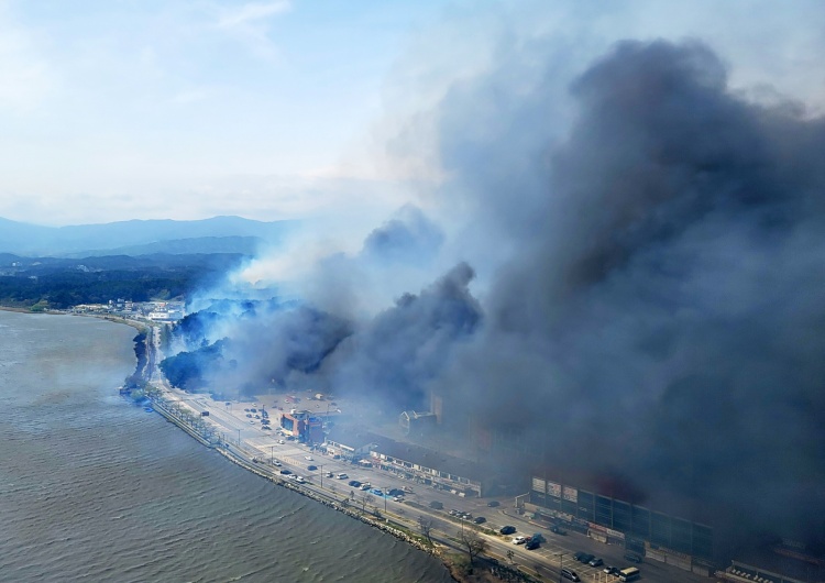 Pożar w Korei Południowej  Potężny pożar w Korei Południowej. Spłonęło kilkadziesiąt budynków 