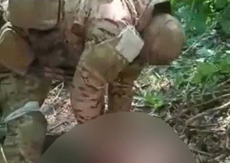 Brutalna egzekucja jeńca Do sieci trafiło nagranie, na którym Rosjanie mieli odciąć ukraińskiemu jeńcowi głowę. Jest reakcja Ukrainy
