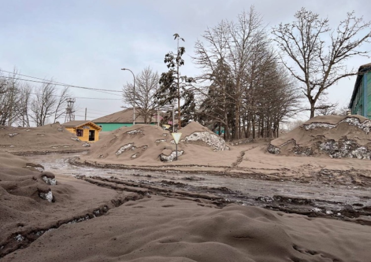 Erupcja wulkanu na Kamczatce Erupcja wulkanu na Kamczatce. Paraliż okolicznych miejscowości