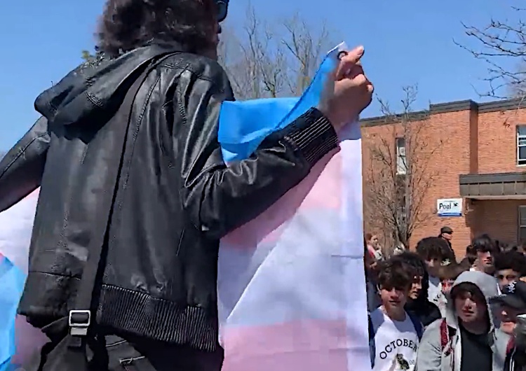  Transaktywista kontra młodzież szkolna. Zaskakujące nagranie w sieci [WIDEO]