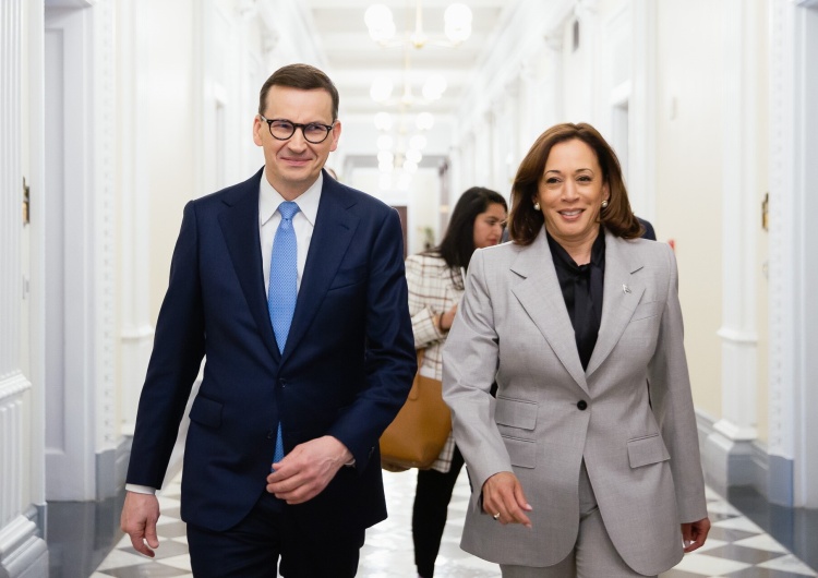 Wizyta Mateusza Morawieckiego w USA Politico: Morawiecki kopie Macrona pod stołem