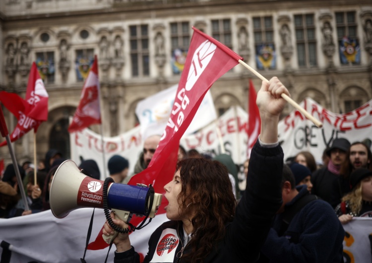 Protesty we Francji  Burza we Francji. Prezydent podpisał ustawę o reformie emerytalnej