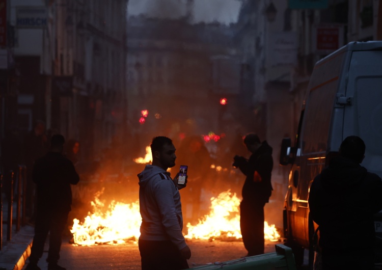 Protesty we Francji przeciwko reformie emerytalnej Macrona Macron ma wygłosić orędzie. Jak wytłumaczy się wściekłym Francuzom?
