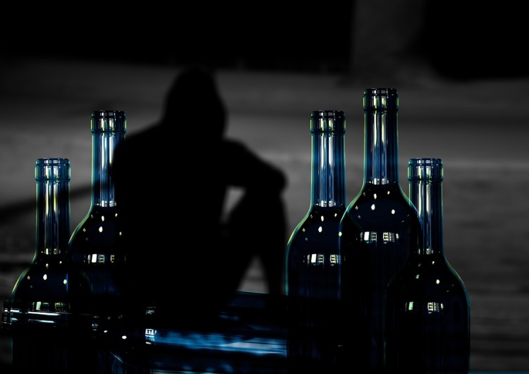 Alkoholizm. Ilustracja poglądowa „Nie masz problemu z alkoholem?”. Nieoczekiwana odpowiedź znanej celebrytki