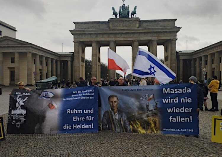 Happening pod Bramą Brandenburską upamiętniający 80. rocznicę wybuchu Powstania w getcie warszawskim [Nasz news] Happening pod Bramą Brandenburską pod dwoma flagami w rocznicę wybuchu powstania w getcie warszawskim