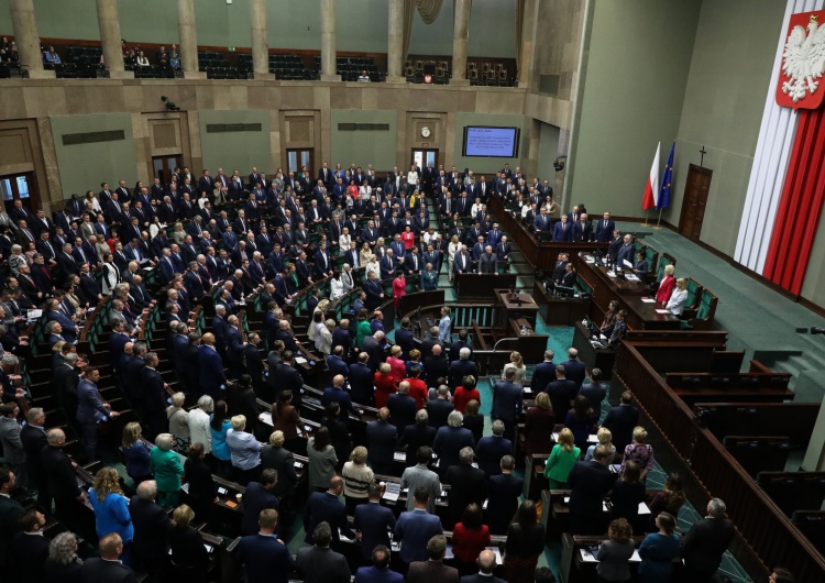 Obrady Sejmu RP [najnowszy sondaż] Złe wieści dla opozycji. Duża przewaga PiS, 6 partii w Sejmie