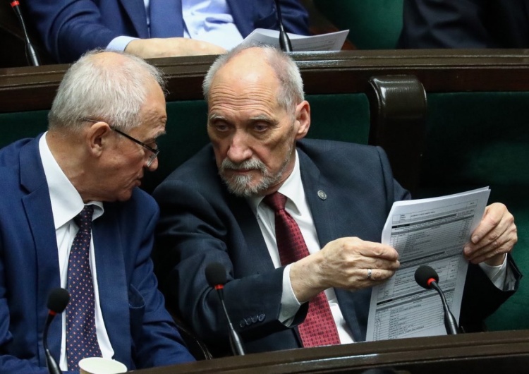 Szef podkomisji smoleńskiej Antoni Macierewicz Ważna decyzja podkomisji smoleńskiej. Jest zawiadomienie do prokuratury